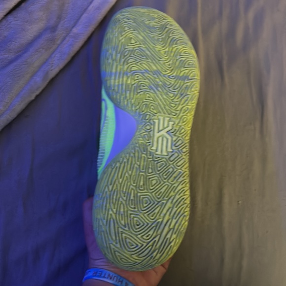 Kyrie flytrap Iv - Picture 4 of 8